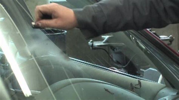 how to remove paint from car windshield?
