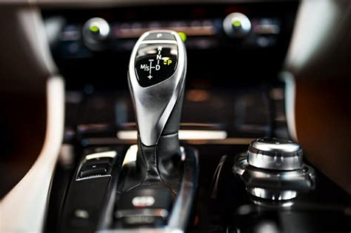 how to rev a car engine?