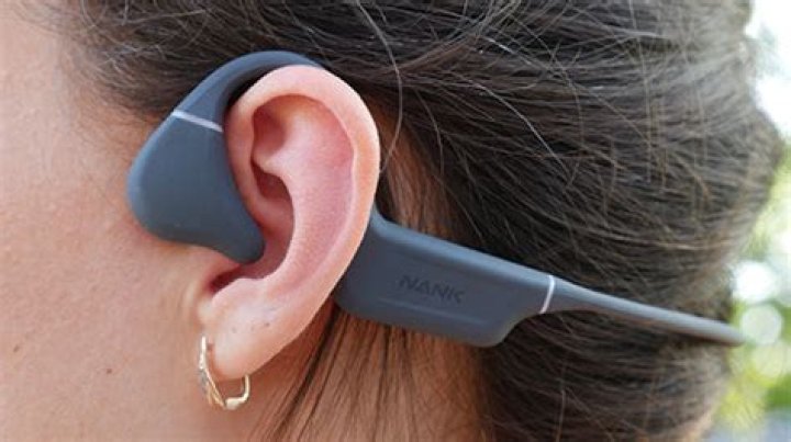 why do my bose headphones keep cutting out?